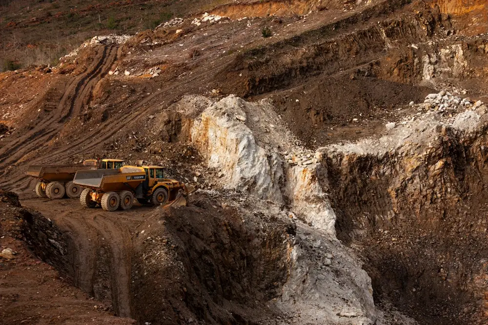 Camiones mineros trabajando en un tajo abierto